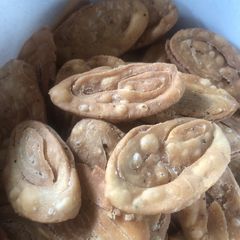 A picture of Savoury Flaky Biscuits Pur vari Puri.