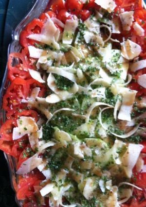 Une photo de Salade de tomates cœur de bœuf aux concombres et copeaux de parmesan