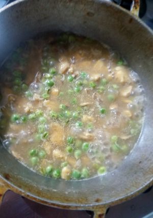 Una foto de Pollo con alverjas y champiñones