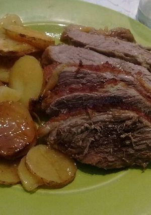 Una foto de Tapa de asado con cebollas y papas