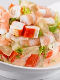 Una foto de Cóctel de langostinos y palitos de surimi