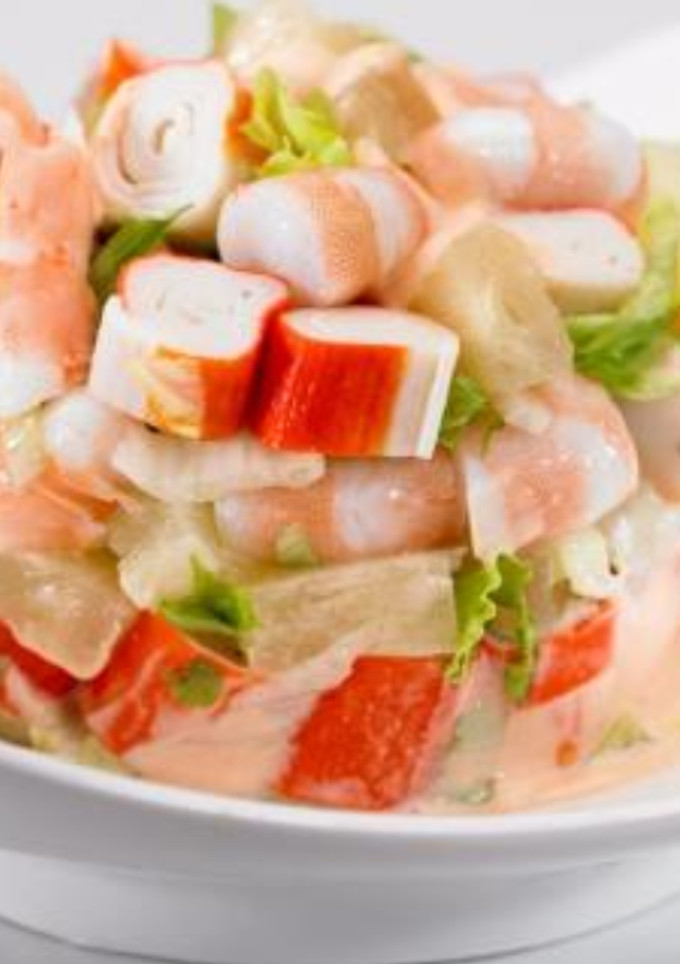 Una foto de Cóctel de langostinos y palitos de surimi