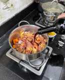 Gà hầm rượu vang đỏ