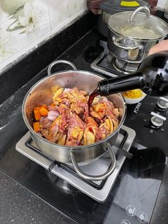 Hình của món Gà hầm rượu vang đỏ.