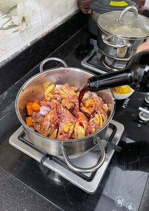 Hình của món Gà hầm rượu vang đỏ.
