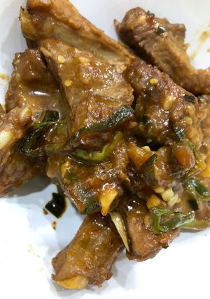 Hình của món Sườn non kho.