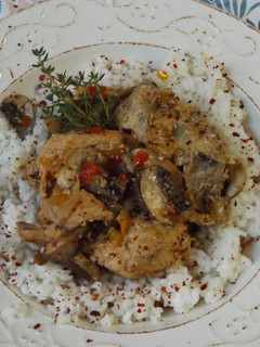 Una foto de Pollo al yogur con portobellos