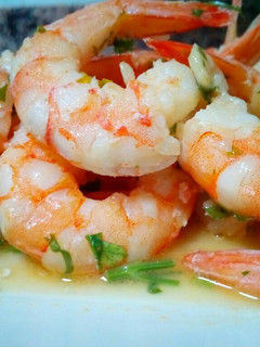 Una foto de Langostinos al ajillo con perejil