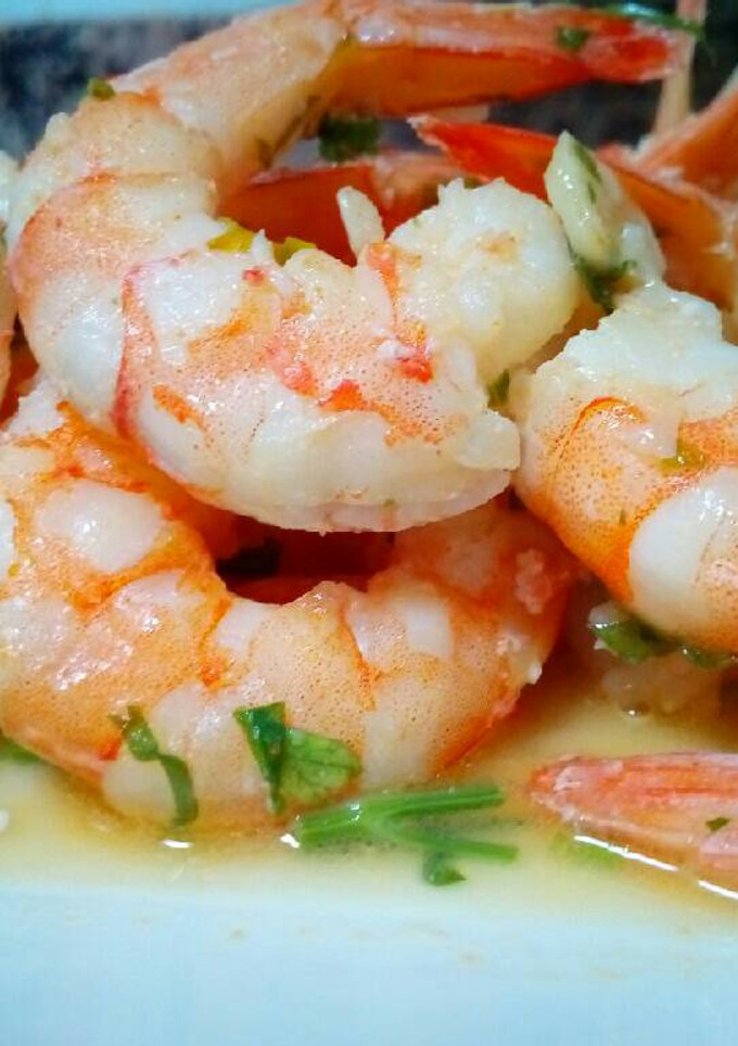 Una foto de Langostinos al ajillo con perejil