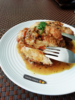 Una foto de Pechuga de pollo en reducción de ciruelas rojas 🇨🇴 Colombianas