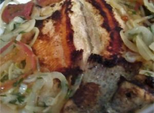 Una foto de Trucha🍤 Frita con Cebolla 🧅y Tomate🍅