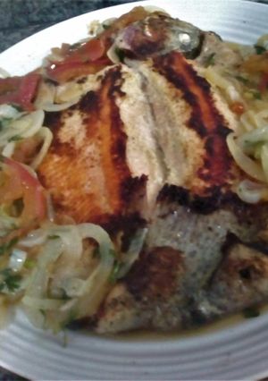 Una foto de Trucha🍤 Frita con Cebolla 🧅y Tomate🍅