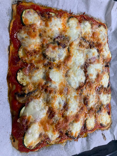 Una foto de Pizza con masa de garbanzos