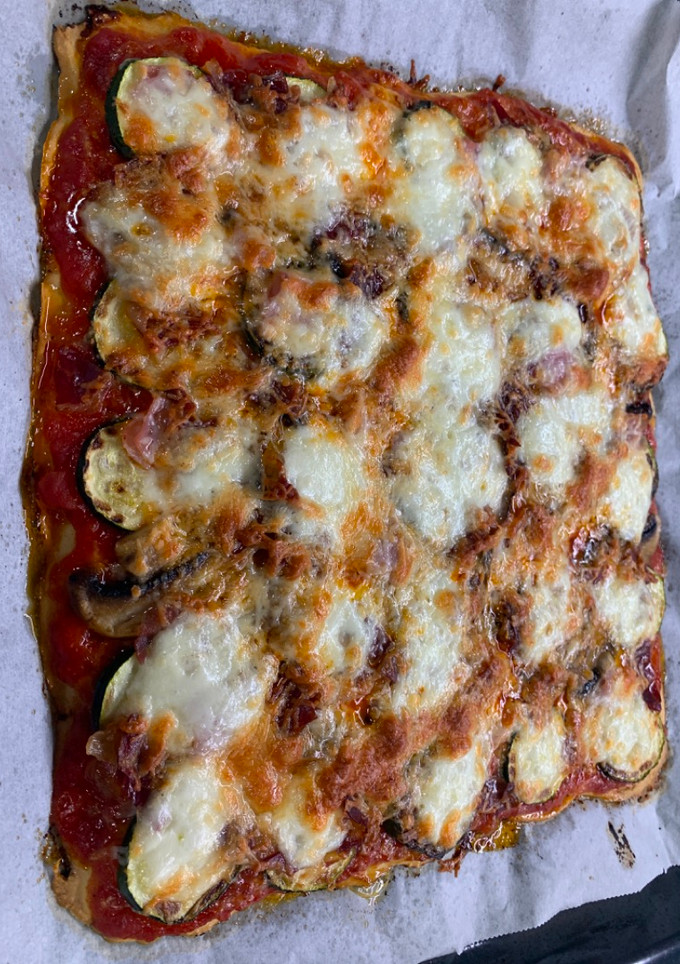 Una foto de Pizza con masa de garbanzos