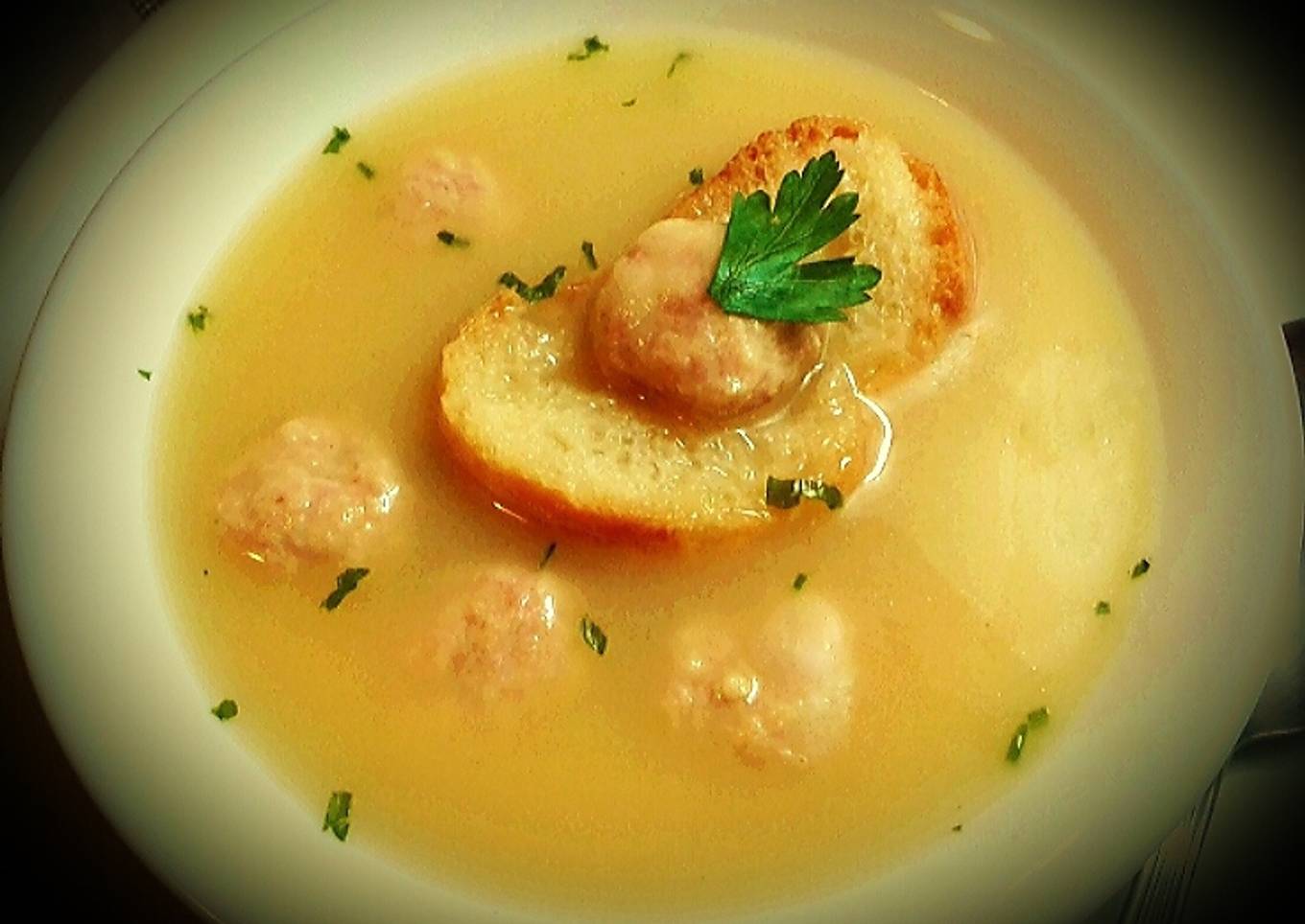 Caldo de pollo con albóndigas