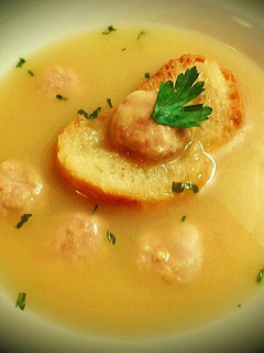 Una foto de Caldo de pollo con albóndigas