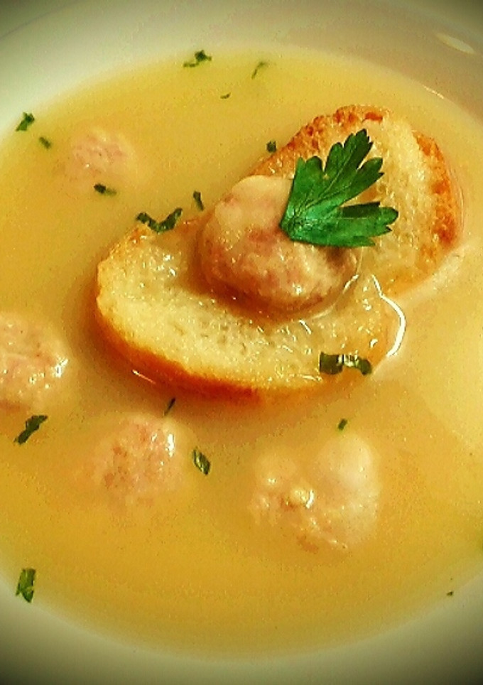 Una foto de Caldo de pollo con albóndigas
