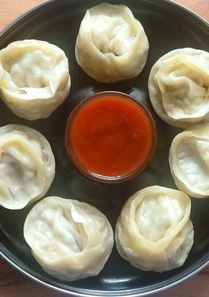 व्हेज स्टीम मोमोज (veg steam momos recipe in marathi) रेसिपी चे मुख्य फोटो 