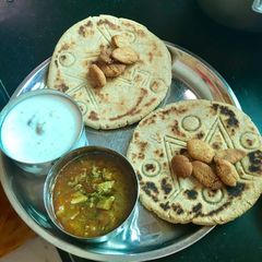 A picture of Roti and turai sabzi kheer and khazoor.