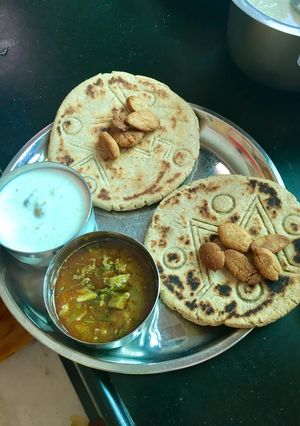 A picture of Roti and turai sabzi kheer and khazoor.