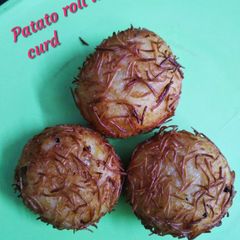 A picture of Patato roll with hung cud filling.