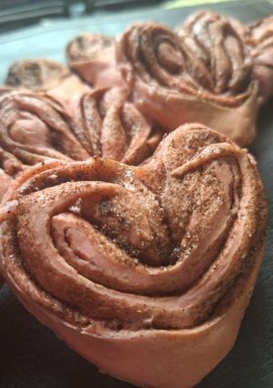 Una foto de Rollitos de canela en forma de corazón