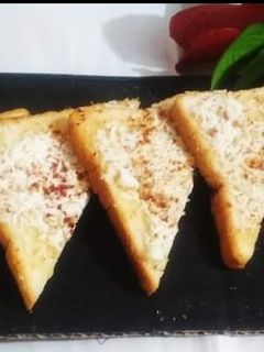 ચીઝ ગાર્લીક બ્રેડ (Cheese Garlic Bread Recipe in Gujarati) રેસીપી મુખ્ય ફોટો
