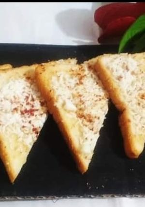 ચીઝ ગાર્લીક બ્રેડ (Cheese Garlic Bread Recipe in Gujarati) રેસીપી મુખ્ય ફોટો