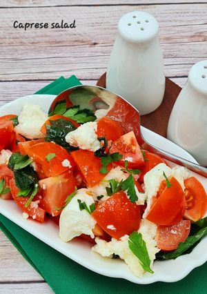 A picture of Caprese salad.
