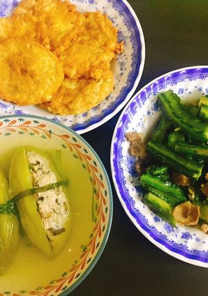 Hình của món Canh khổ qua nhồi thịt hầm, đậu rồng xào thịt heo, trứng đúc thịt và cốm.