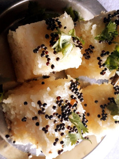 रवा ढोकळा (rava dhokla recipe in marathi) रेसिपी चे मुख्य फोटो