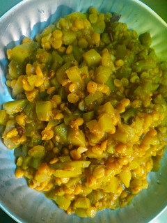 लौकी चने दाल की सब्जी (lauki chane dal ki sabzi recipe in Hindi) रेसिपी मुख्य फोटो