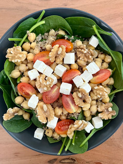 Una foto de 🥗 Ensalada de garbanzos, espinacas y quinoa 🥬