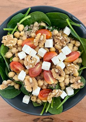 Una foto de 🥗 Ensalada de garbanzos, espinacas y quinoa 🥬
