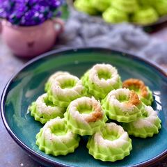 A picture of Kue Putu Ayu (pandan coconut steam cake).