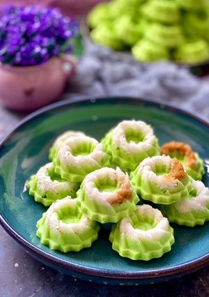 A picture of Kue Putu Ayu (pandan coconut steam cake).