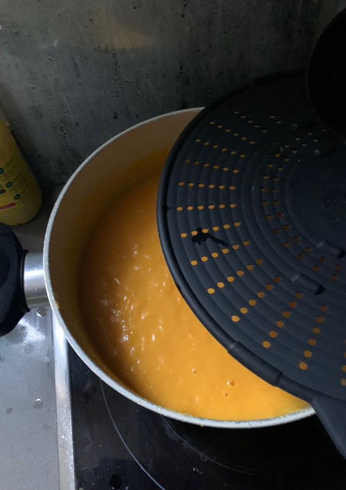 Una foto de Crema de calabaza y zanahoria con queso azul