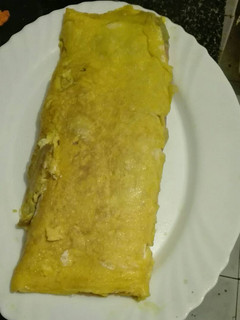 Una foto de Rollo de tortilla francesa rellena de jamón de york queso bacon y berenjenas