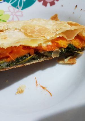 Una foto de Tarta bicolor de zapallo y espinaca