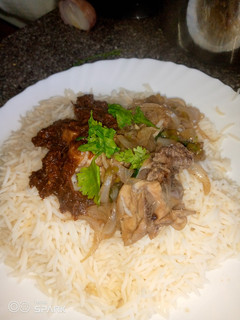 Basmati rice and stew with chicken source ainihin hoton girkin