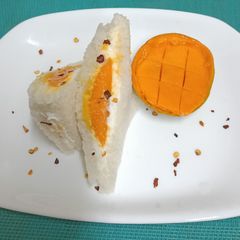 A picture of Japanese Mango 🥭 Sando (A Cold Sandwich).