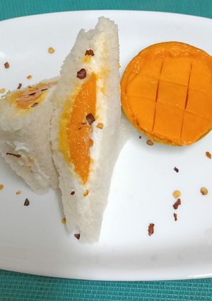 A picture of Japanese Mango 🥭 Sando (A Cold Sandwich).