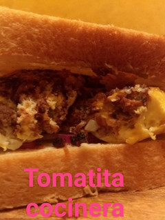 Una foto de Sándwich de machaca con huevo