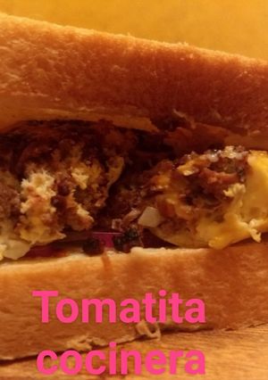 Una foto de Sándwich de machaca con huevo