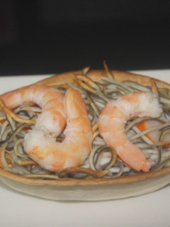 Una foto de Cestita de gulas con gambas