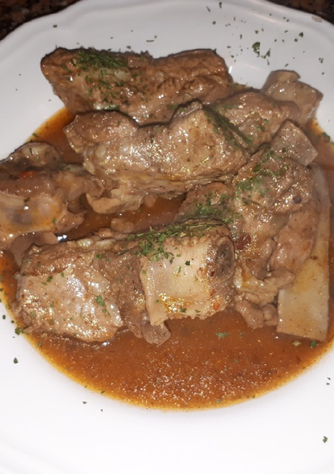 Una foto de Costillas guisadas con salsa de ciruelas