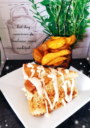 Une photo de Hot dog aux saucisses de Toulouse sauce cocktail de Cyril Lignac