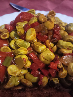 Una foto de Habitas guisadas al vermut