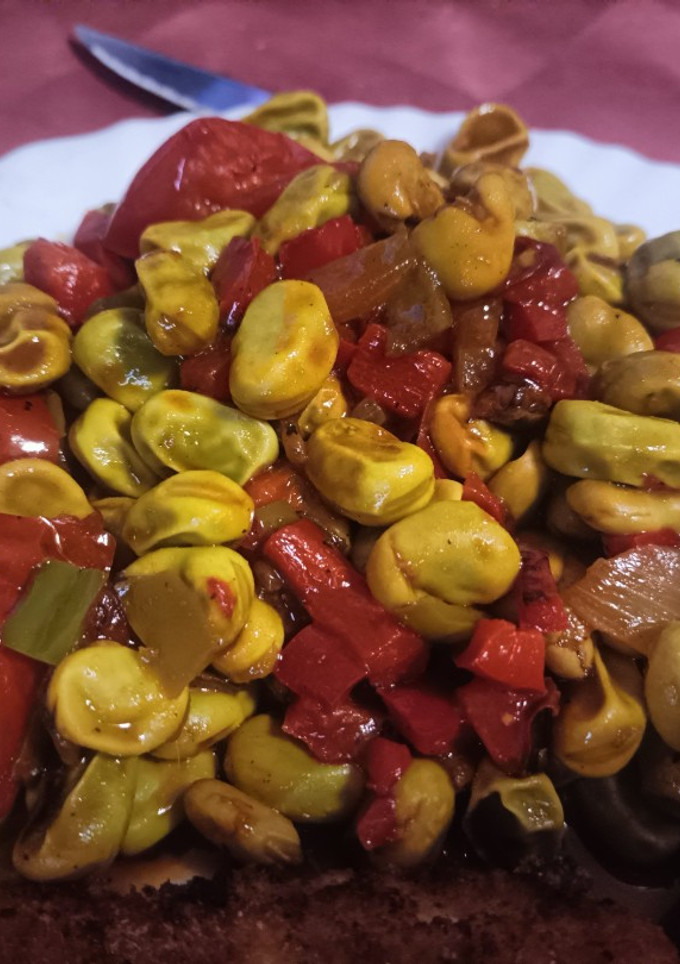 Una foto de Habitas guisadas al vermut