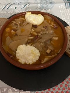 Una foto de Setas de cultivo a ajillo con jamón y salsa con huevo poché